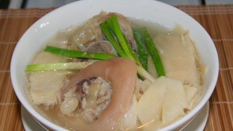 Cách nấu món canh măng hầm chân giò ngon