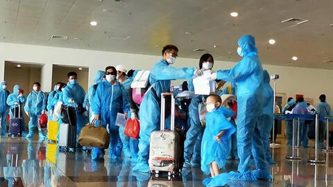 Chuyến bay thương mại quốc tế đầu tiên về Việt Nam đã hạ cánh tại sân bay Nội Bài