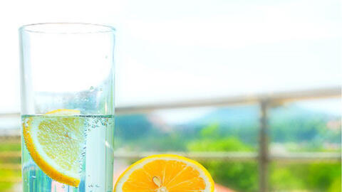 Lợi ích không ngờ từ việc uống nước chanh ấm vào buổi sáng