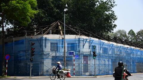 Cận cảnh phá dỡ toà nhà Pháp 100 năm tuổi tại Hà Nội