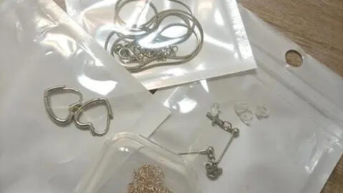 Mua 3 đôi bông tai 30K nhưng không vừa ý, khách nhận tiền hoàn mà không trả hàng khiến chủ shop bức xúc phóng xe ngàn kilomet đâm đơn kiện