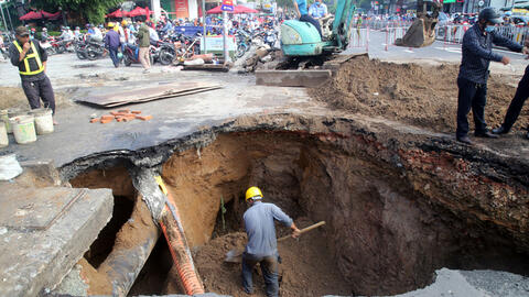 "Hố tử thần" xuất hiện sau mưa lớn ở TPHCM