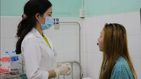 Nhập viện vì đau nhức kèm sốt sau khi xăm môi ăn tết