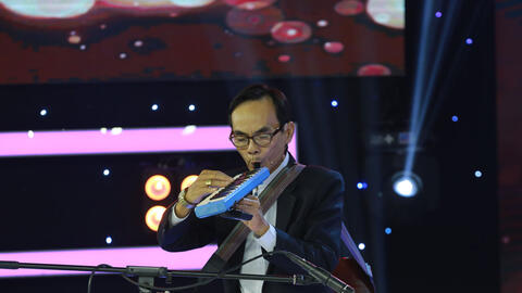 Người chơi nhạc cụ chén độc nhất vô nhị Việt Nam