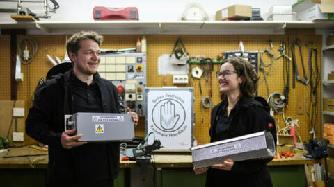 Công ty ở Đức sản xuất thang máy diệt virus corona