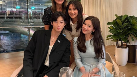 "Mỹ nam đẹp nhất Hàn Quốc" công khai ảnh tình cảm bên Song Hye Kyo, ai cũng muốn "chèo thuyền"