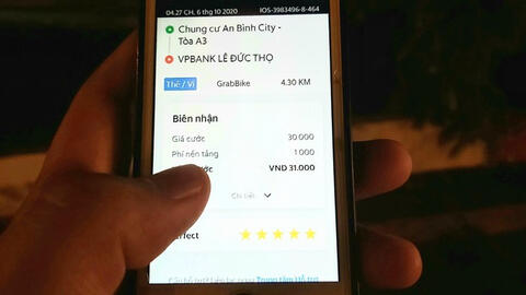 Grab, Gojek thu thêm phí một cách "mập mờ" khiến khách hàng bức xúc
