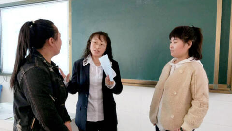 Học sinh bị sốt, giáo viên chuyển phòng học, phản ứng phụ huynh khiến hàng ngàn người "sốc" nặng: Đây là cha mẹ kiểu gì?