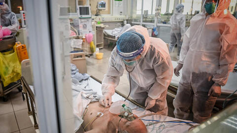 Lo quá tải điều trị F0 tại Hà Nội