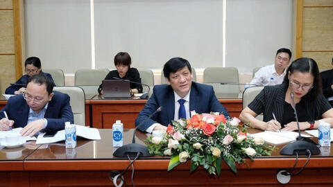 Bộ trưởng Bộ Y tế đề nghị Trung Quốc hỗ trợ Việt Nam vắc xin Covid-19