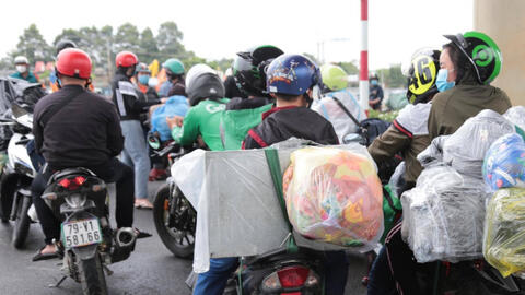 Hàng trăm người dân tự ý về quê bằng xe mắc kẹt ở cửa ngõ TPHCM bị yêu cầu quay đầu