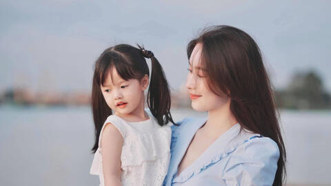 Hoa hậu Đặng Thu Thảo cùng con làm 1 hoạt động: Vừa thu được sản phẩm lung linh vừa có lợi ích giúp trẻ phát triển trí não