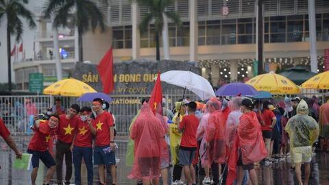 Mỹ Đình mưa lớn vẫn không ngăn được biển người hâm mộ ra sân cổ vũ tuyển Việt Nam