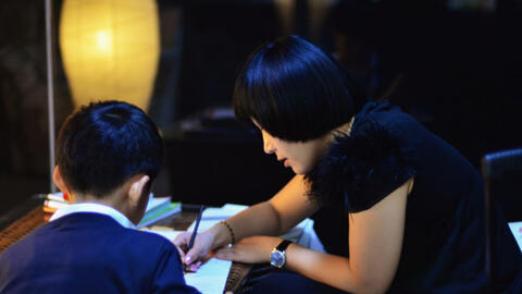 Phụ huynh "dậy sóng" với quy định cấm giao bài tập về nhà cho học sinh lớp 1 và lớp 2