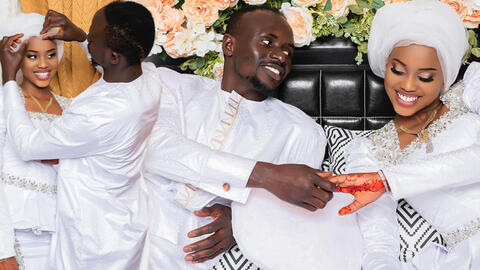 Sao bóng đá bất ngờ làm đám cưới trước "trận đánh lớn", tuổi tác của cô dâu gây tò mò