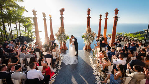 Quen nhau qua mạng, cặp đôi có cái kết như mơ với "đám cưới giữa đại dương"