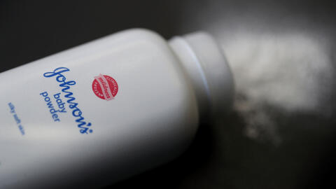 Chuyên gia của chính J&J xác nhận có chất gây ung thư trong phấn rôm Johnson Baby   