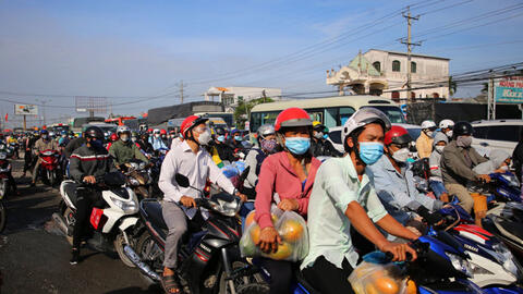 Đường miền Tây về TP.HCM 'nêm' cứng người, kẹt xe nhiều nơi