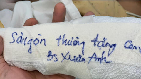 Em bé Hà Giang được bác sĩ Sài Gòn "tặng" cánh tay