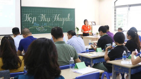 Đi họp phụ huynh cho con, ông bố chụp lại 1 bức ảnh nhận "bão like": Nhìn đã thấy căng thẳng, đầy mùi... "chiến tranh"!