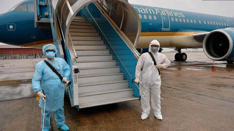 Khẩn: Hà Nội tìm người đi chung 2 chuyến bay với nhân viên công chứng nhiễm COVID-19