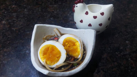 Biến tấu với trứng hồng đào ngâm nước tương