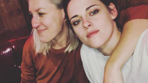 Kristen Stewart đính hôn với bạn gái đồng tính