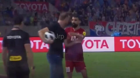 HLV Mano Polking nhận thẻ vàng vì “chiêu trò” trong trận đấu khó khăn của tuyển Thái Lan