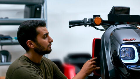 Giá xăng tăng kỷ lục, động lực để người tiêu dùng Ấn Độ chuyển sang xe điện