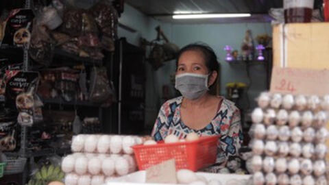 Những người phụ nữ gồng gánh gia đình qua từng ngày bình thường mới