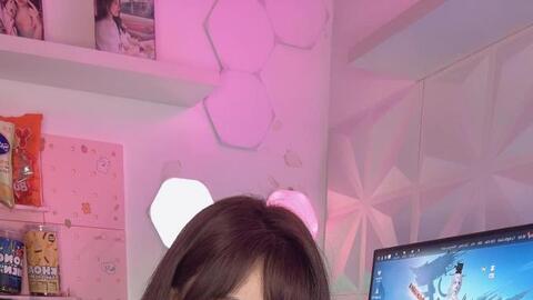 Nữ streamer xinh đẹp khoe góc gaming ngập sắc hồng, ai nhìn cũng mê mẩn!