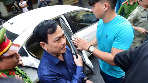 Bị can Nguyễn Hữu Linh đến tòa bằng ô tô hạng sang