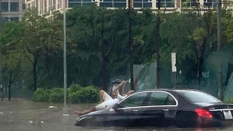 Những khoảnh khắc "dở khóc dở cười" khi Hà Nội ngập lụt