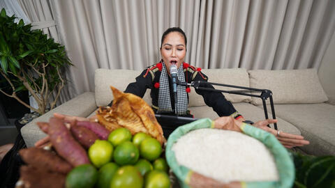 H'Hen Niê livestream bán hàng nông sản hỗ trợ bà con