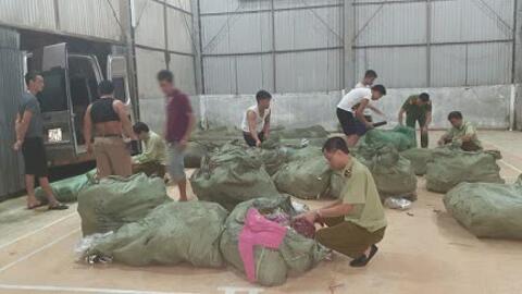 Quần áo trẻ em không rõ nguồn gốc bị thu giữ với số lượng lớn