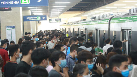 Hanoi Metro thực hiện 4 giải pháp "nóng" giảm lượng khách tập trung đông đúc khi đi tàu Cát Linh - Hà Đông
