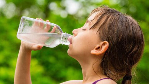 Nắng nóng gay gắt: Cách bảo vệ sức khỏe cho trẻ khi nhiệt độ tăng cao