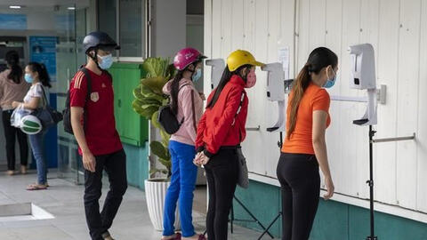 Các nhà máy Việt Nam khó khăn trong việc phục hồi sản xuất, Mỹ lo thiếu hụt nguồn hàng cho mùa mua sắm cuối năm