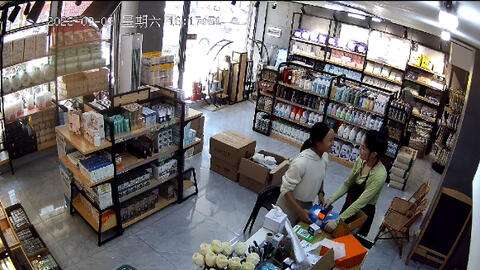 Con gái đột nhiên mếu máo hỏi "Mẹ là mẹ con thật à?", câu chuyện đằng sau khiến dân mạng dở khóc dở cười