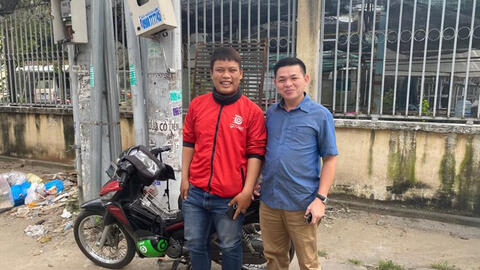 Chàng xe ôm trả lại điện thoại Vertu được chủ nhân chiếc điện thoại tặng khóa học nghề