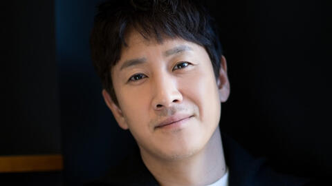 Bị truyền thông và youtuber quấy nhiễu tang lễ, đại diện phía Lee Sun Kyun cầu xin: Xin hãy tiếc thương bằng trái tim mình