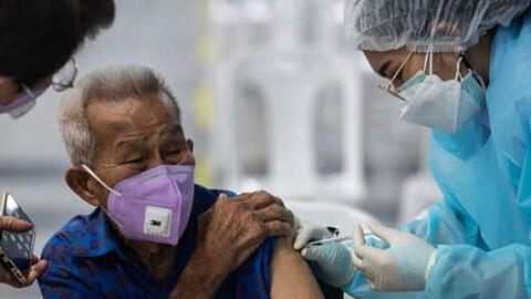 Tặng vàng, tặng nhà, thậm chí tặng cả cửa hàng tạp hóa cho người tiêm vaccine COVID-19