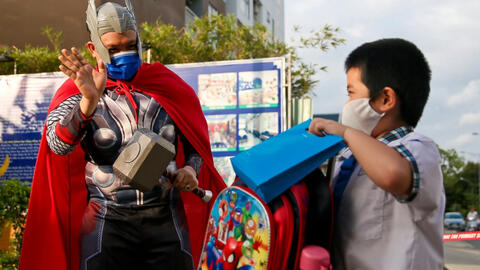 Thầy cô hóa trang thành siêu nhân, công chúa đón các em học sinh đi học trở lại