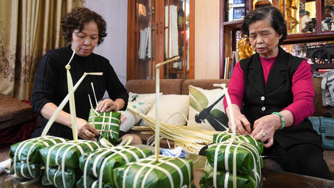 Gia đình 3 thế hệ với 65 thành viên mổ con lợn 170 kg đón Tết