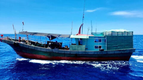 Đuổi tàu cá Trung Quốc xâm phạm vùng biển Quảng Bình