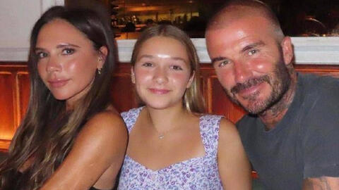 Harper nhà David Beckham khoe vẻ ngoài xinh xắn, chiếm trọn “spotlight” trong bữa tiệc gia đình