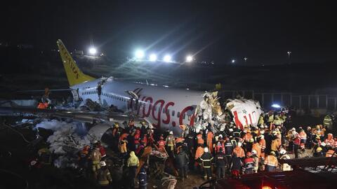 Máy bay Thổ Nhĩ Kỳ vỡ vụn sau khi hạ cánh, hơn 180 người thương vong