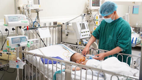 Bé trai 20 tháng hoại tử bộ phận sinh dục vì phụ huynh đắp lá thuốc để trị nhọt