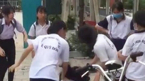 Nữ sinh lớp 9 bị đánh hội đồng chỉ vì chê giày của bạn không đẹp