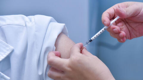 Bộ Y tế yêu cầu ngừng tiêm vắc xin cho người dưới 18 tuổi